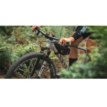 Apidura - geanta cadru bicicleta Backcountry 2.0 Frame Pack 1 litru - negru gri Apidura - geanta cadru bicicleta Backcountry 2.0 Frame Pack 1 litru - negru gri
